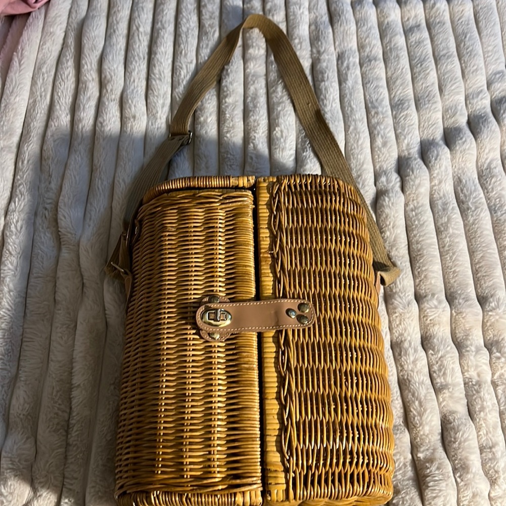 Wicker wine caddy